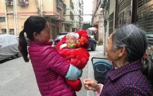 奶奶|小区遛娃,46岁妈妈遇到46岁奶奶,年龄相同差距却不止一点点