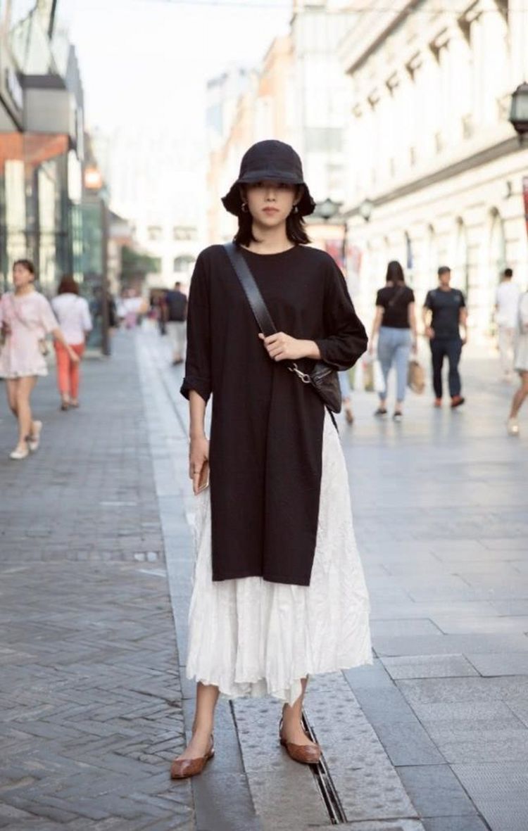 蕾丝|美女街拍:自信大方的小姐姐,飘逸薄纱上衣优雅又精致