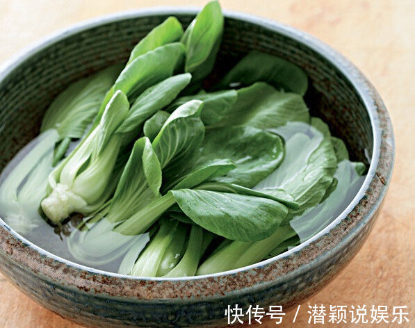 青菜|炒青菜时,最忌直接下锅炒,大厨多加2步,青菜又脆又绿又好吃