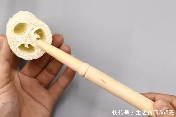 丝瓜络的生活妙用|丝瓜络上插一根棍子,太厉害了,现在知道还不算晚,涨知识了