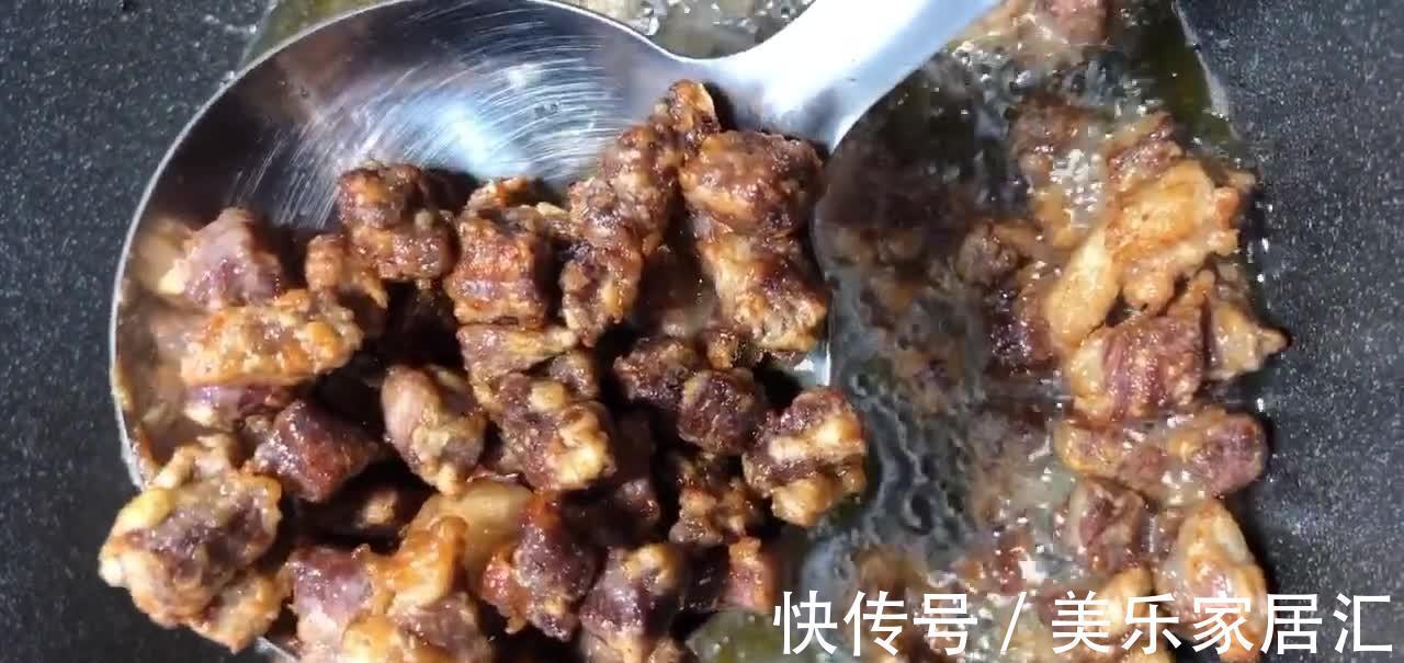 孜然牛肉的做法，成菜速度快20分钟搞定，香辣味美焦香诱人！