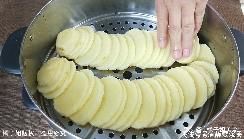 土豆我家从来不炒,教你秘制新做法,一次做4个,香辣筋道超好吃