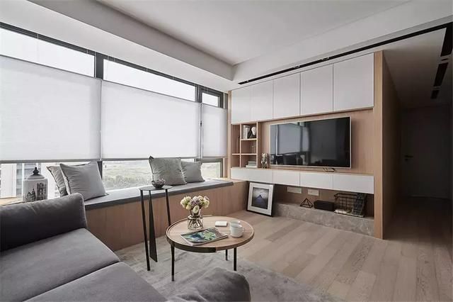 地砖|客厅连接阳台,要不要装隔断门?幸好我精明,一锤下去赚了好几万