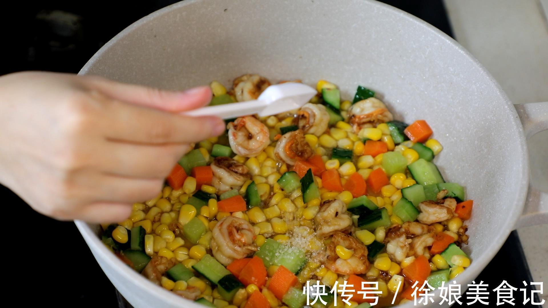 白灼|虾别只会白灼了，试试这个做法营养又美味，家里有孩子一定要多做