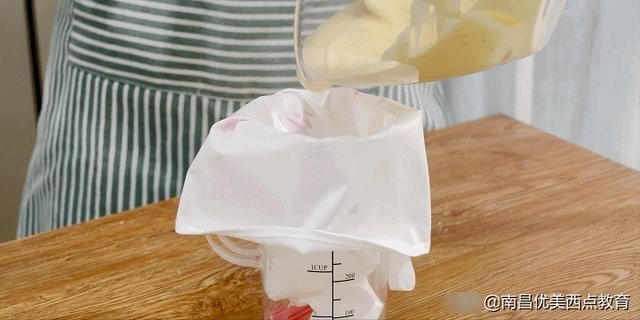 轻轻软软像在捏了朵云，一口下去奶香、醇苦、香甜、微酸