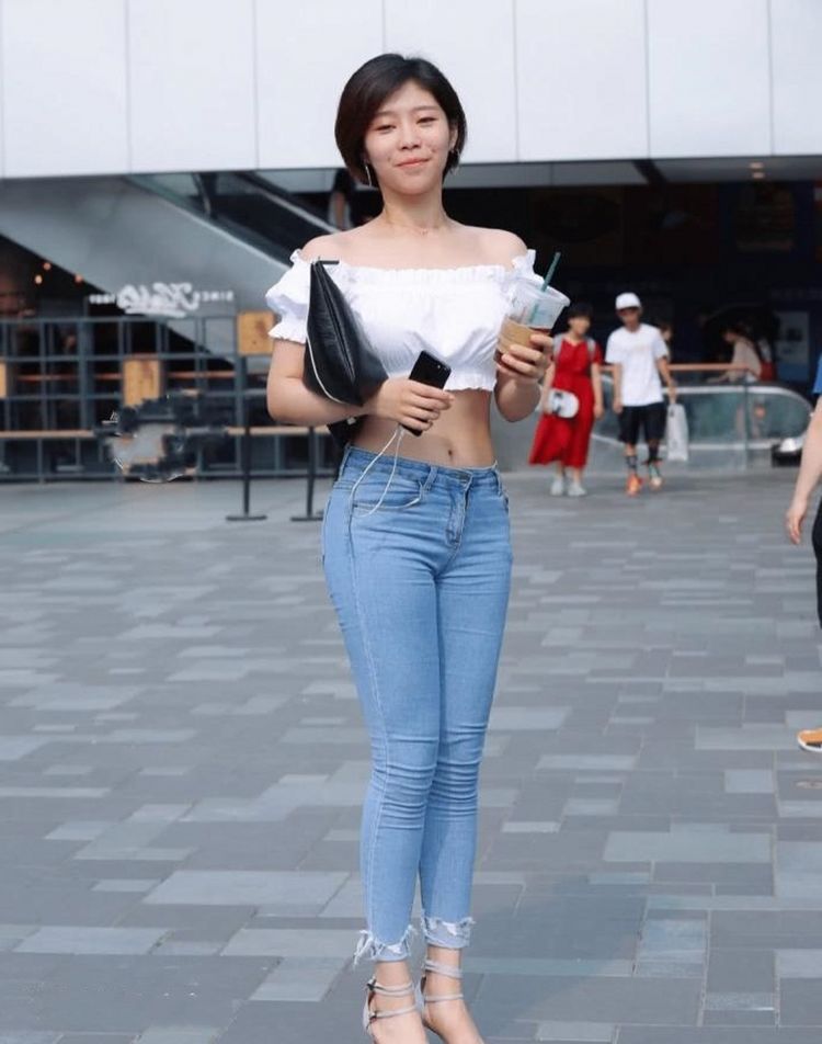 小蛮腰|街拍美女：牛仔热裤搭配短袖紧身衣，小姐姐尽显时尚靓丽气质