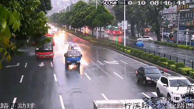 香洲交警大队|珠海暴雨天，他带着这名产妇路上逆行500米！背后的故事让人……