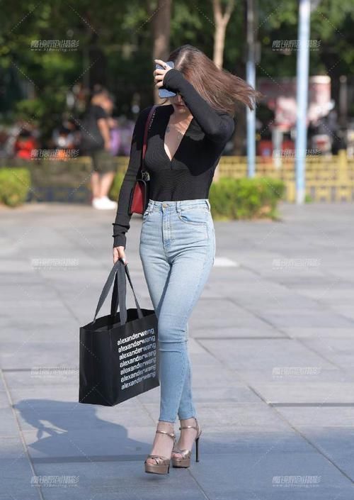 这件V领衫,简约中带有高雅,没个“像样”的身材还真穿不了