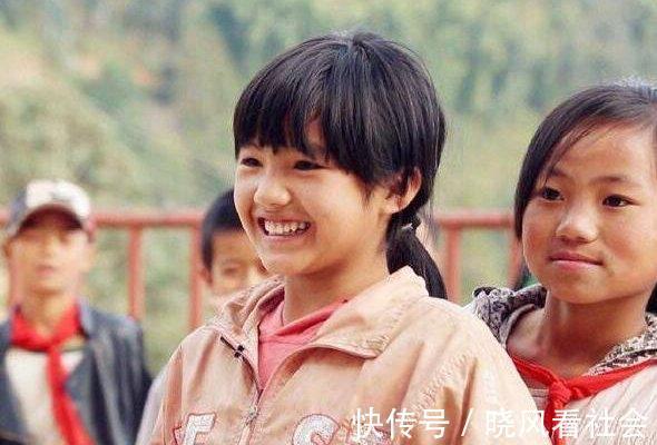 我的媽媽|她是《變形計(jì)》最美女孩,城市哥哥每年都來(lái)接她,長(zhǎng)大后顏值逆天