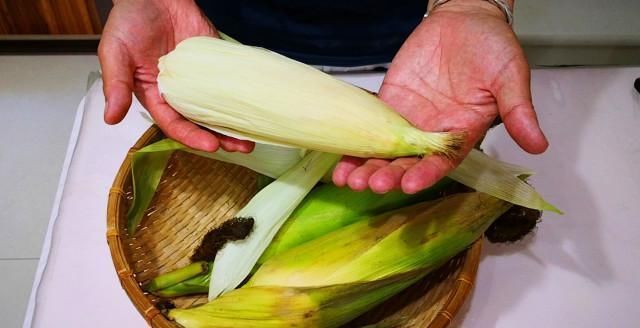 煮玉米,只加清水煮就错了,多加2勺“它”,玉米香嫩清甜更好吃