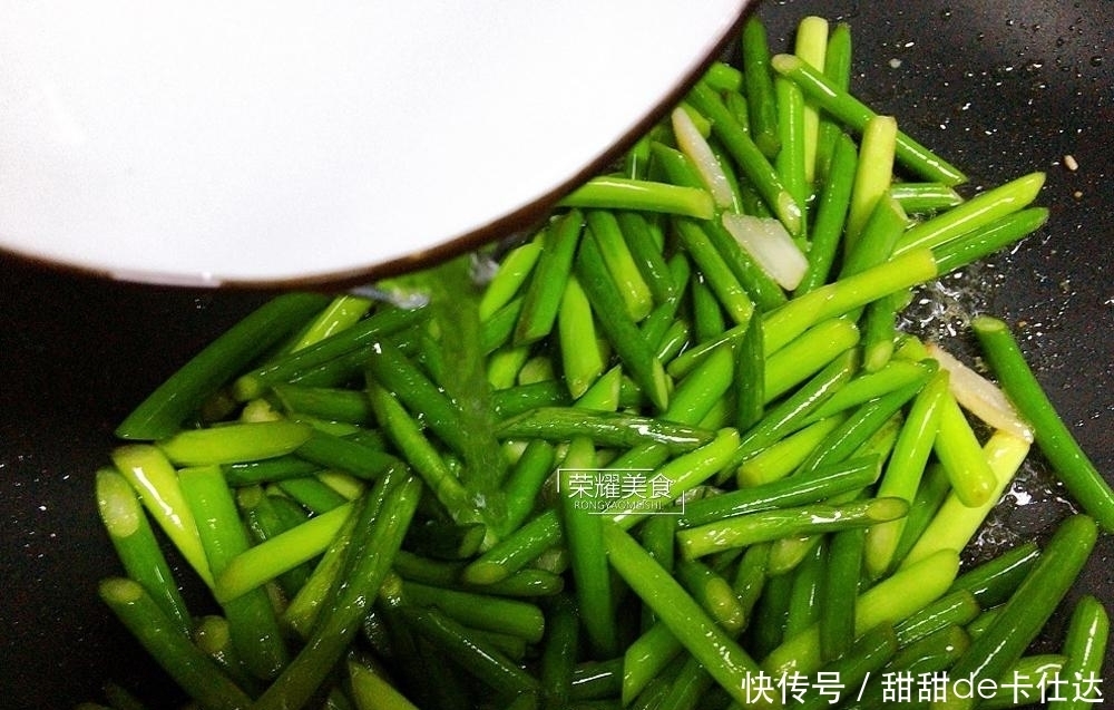炒蒜薹,焯水和直接下锅炒就错啦,这样做,蒜薹翠绿鲜嫩很入味