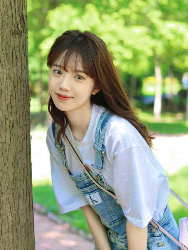 背带裙|牛仔背带裙小个子穿起来超时髦了!内搭白色短袖T恤,好看又减龄