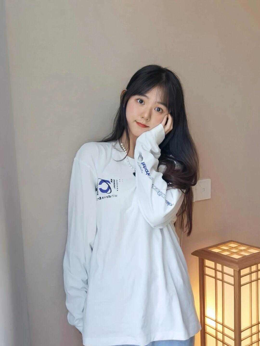 搭配|简约温柔的秋季穿搭,粉紫色针织衫配半身裙优雅大方,高级精致