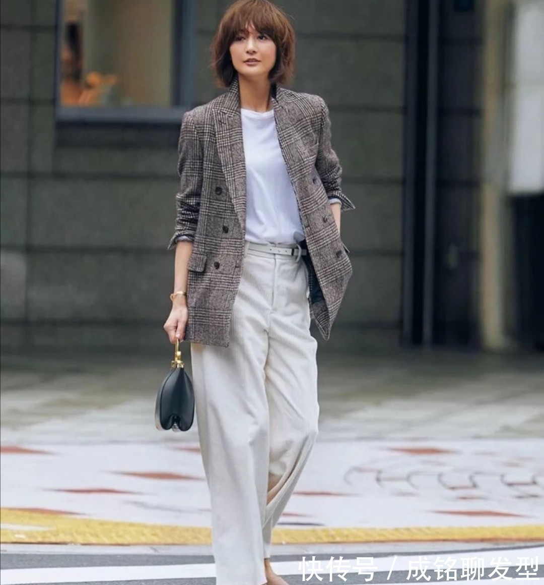 时尚|五十岁的女人别乱穿,这几位姐姐的简约风穿搭,时尚大气又显年轻