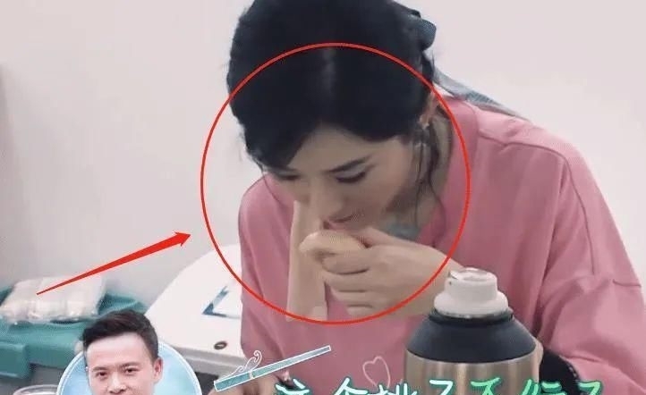 吃相|53岁陈小春翻菜惹争议,曾因喝粥被应采儿扇耳光,男人的吃相有多重要