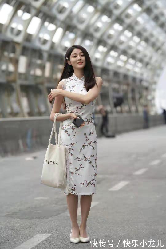 旗袍 美女身穿中国传统旗袍,搭配一双白色的平底鞋,看上去时尚又可爱