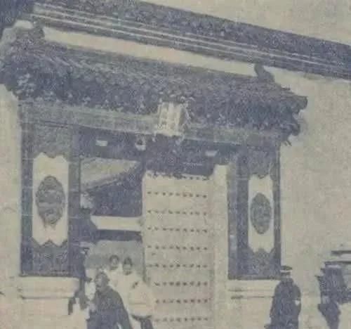 老照片|溥仪被逐出紫禁城的老照片，凌乱的龙床，行李拉了80多箱