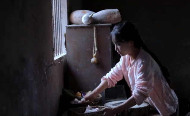 曬曬李子柒住的豪宅,四周全是農(nóng)田植物,生活在這里仿佛世外桃源