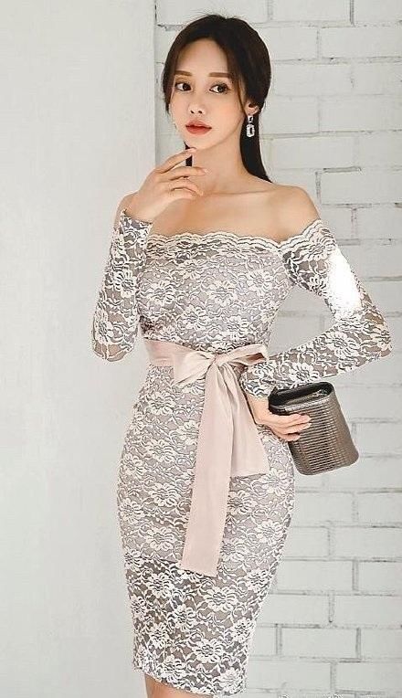 孙允珠身材太养眼，搭露肩蕾丝绣花包臀裙气质优雅，尽显性感锁骨