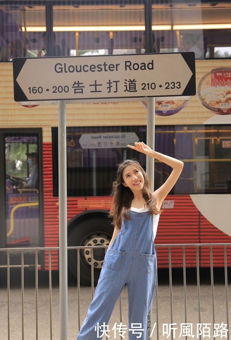 卷发|街拍:这可能就是初恋的感觉了吧!背带裤美女慵懒卷发甜美动人