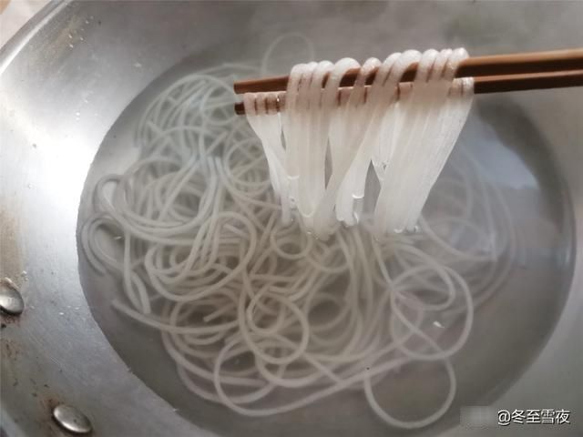 一道老东北菜，渍菜粉的家常做法，酸菜酸香味浓，粉条劲道不成团
