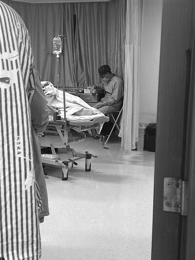 肠镜|患者家属从门缝里拍到这张医生打盹照后瞬间破防