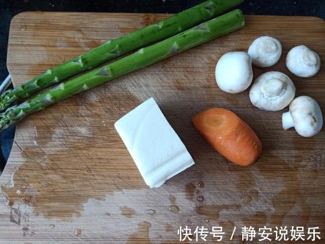 朋友圈发了1个豆腐菜，有55个人问我做法，说真是太好吃了