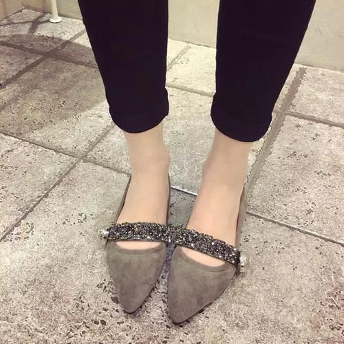 开春还在穿小白鞋？细高跟都out了，现在流行这几款