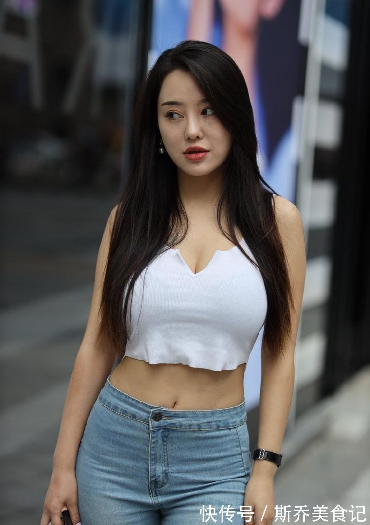 休闲|美女脚上一双高跟凉鞋,绑带的设计穿出一种波西米亚风的休闲气息