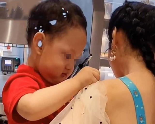 小家伙|“这届家长真难带”,宝妈穿露肩装买饮料,萌娃看后不停拉衣服