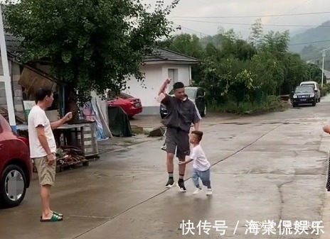 比娃|“土豪舅舅”带娃提着肉走出六亲不认的步伐,有趣的灵魂万里挑一