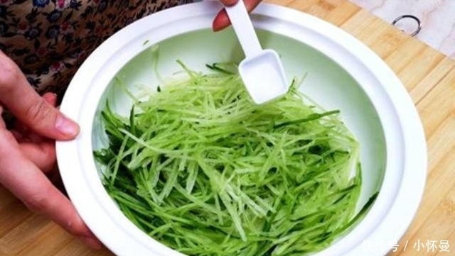 包萝卜饺子时,别放“此2物”,很多人会放,萝卜味道很怪还发苦