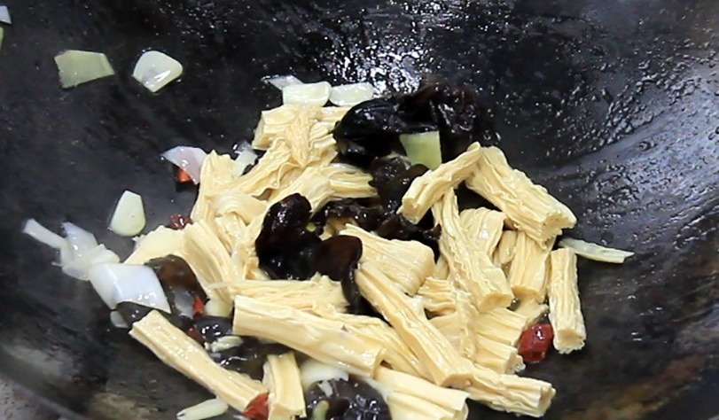 清炒腐竹有窍门，学会这个做法，腐竹劲道无硬芯，清淡不油腻