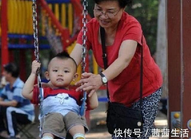 好好学习|父母一走,奶奶撒手,有多少家庭正在经历老人“假带娃”