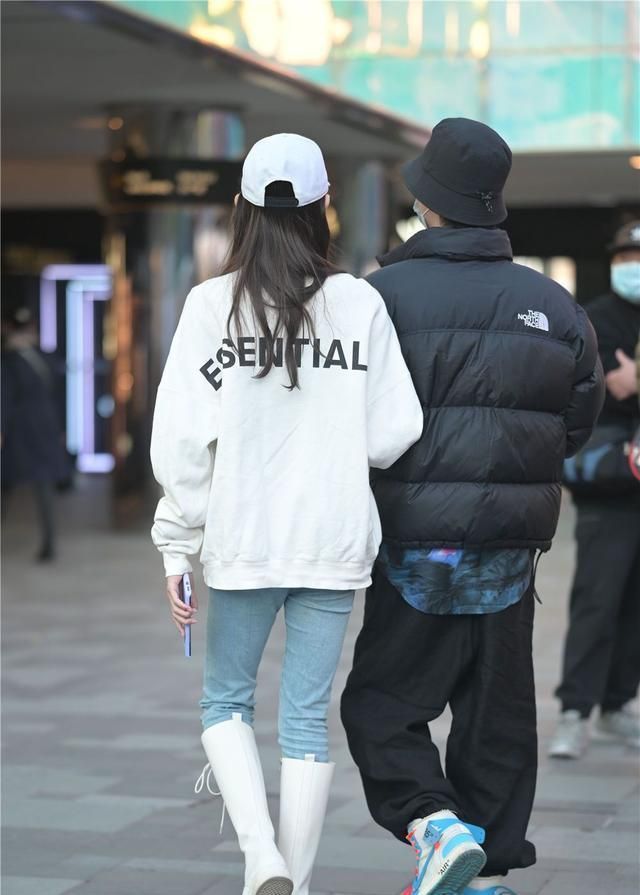 味道 白色长靴,有点特别多味道,深秋时节可以这样搭配