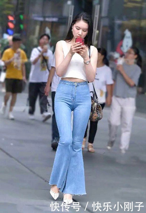  本人|身材凹凸的喇叭裤美女，我要是能背着她就好了！