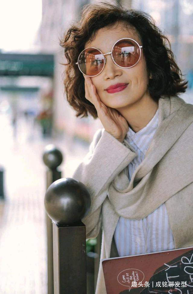 减龄 年过五十的女人别再做这3种发型,不仅大妈感十足,老气又掉档次