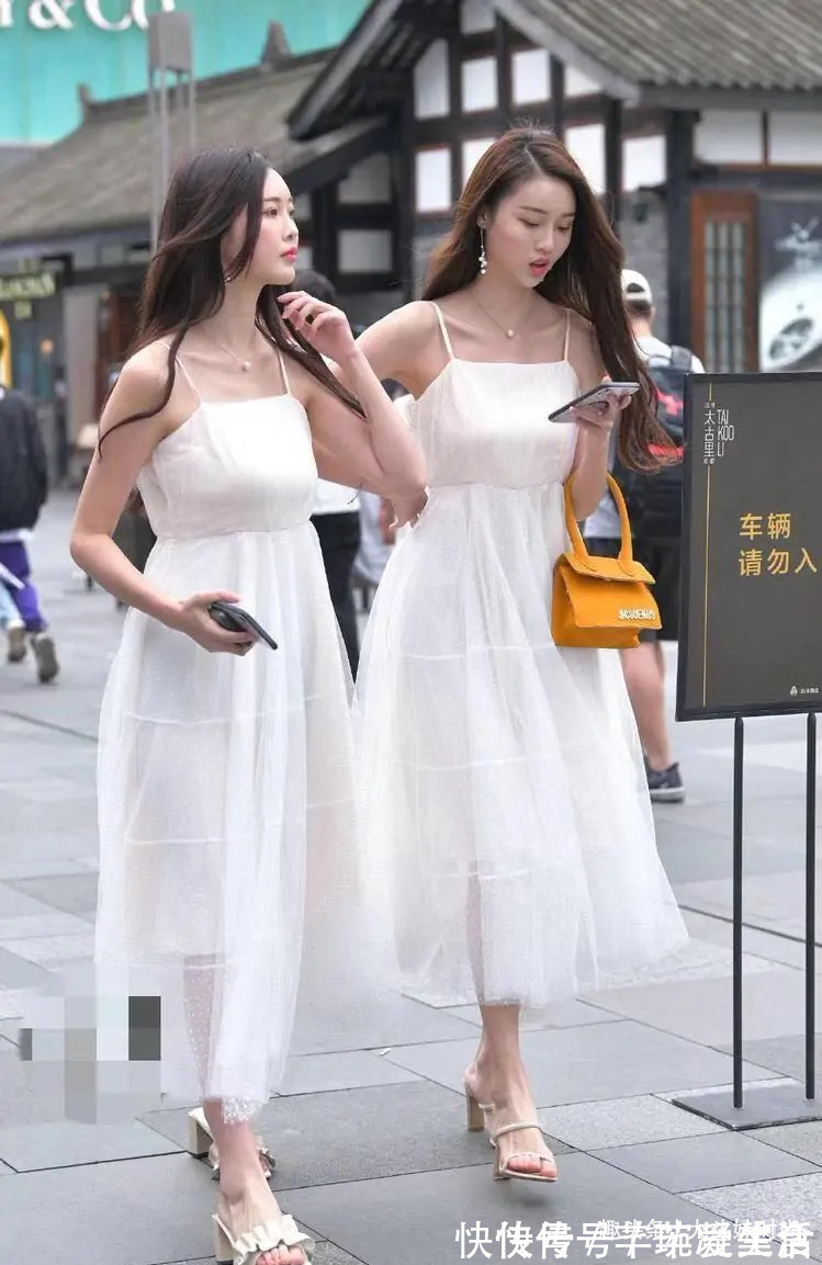连衣裙|闺蜜装穿出一对姐妹花，白色薄纱连衣裙搭配高跟鞋，回头率极高