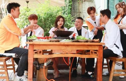 楊迪|楊超越玩游戲大哭，楊迪輸了被人抬起，綜藝節目的底線何在？