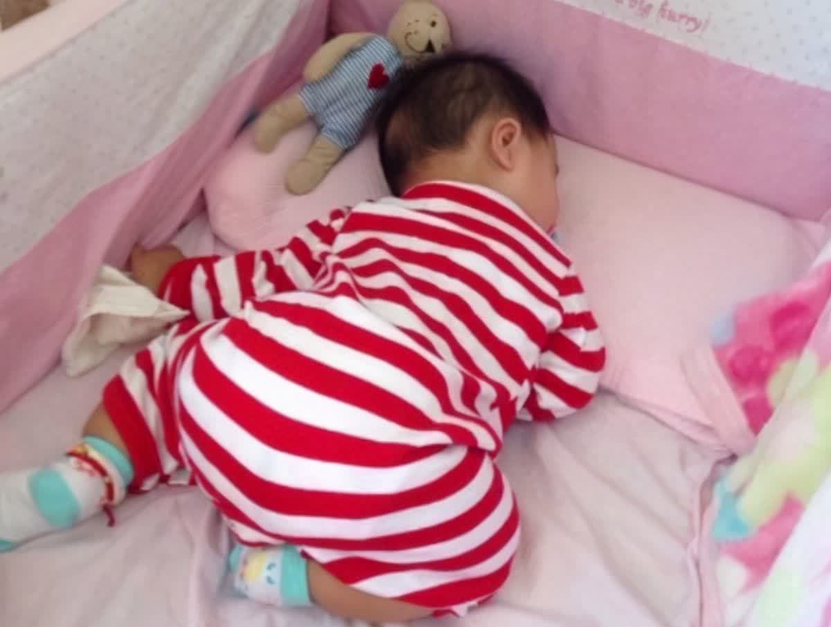 宝宝|宝宝睡觉为啥会“满床滚”?原因有很多,关乎宝宝健康你可别嫌烦