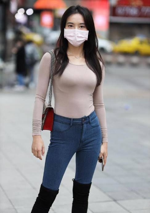 美女|美女穿搭:小姐姐爱穿紧身上衣配短靴,轻松“秀身材”,让人心动十足!