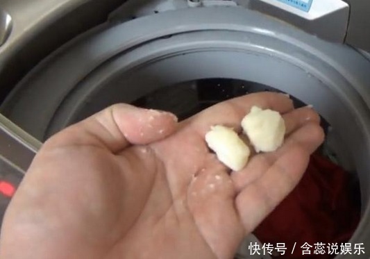 洗衣服不要只放洗衣液，里面扔两个它，多脏的衣服都能干净如新