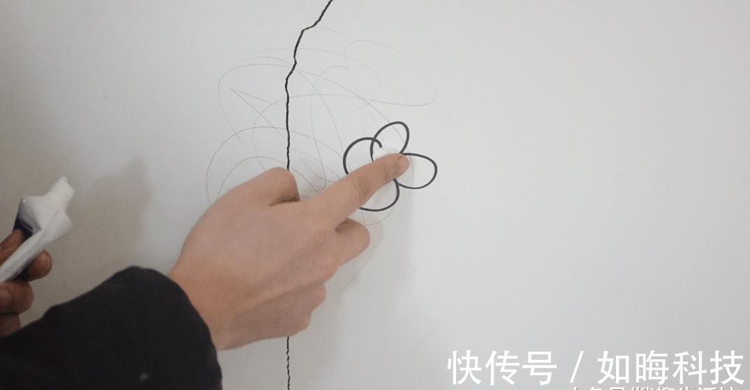 牙膏|家里白墙不仅脏还有裂缝怎么办 用它涂一涂, 墙壁立马焕然一新