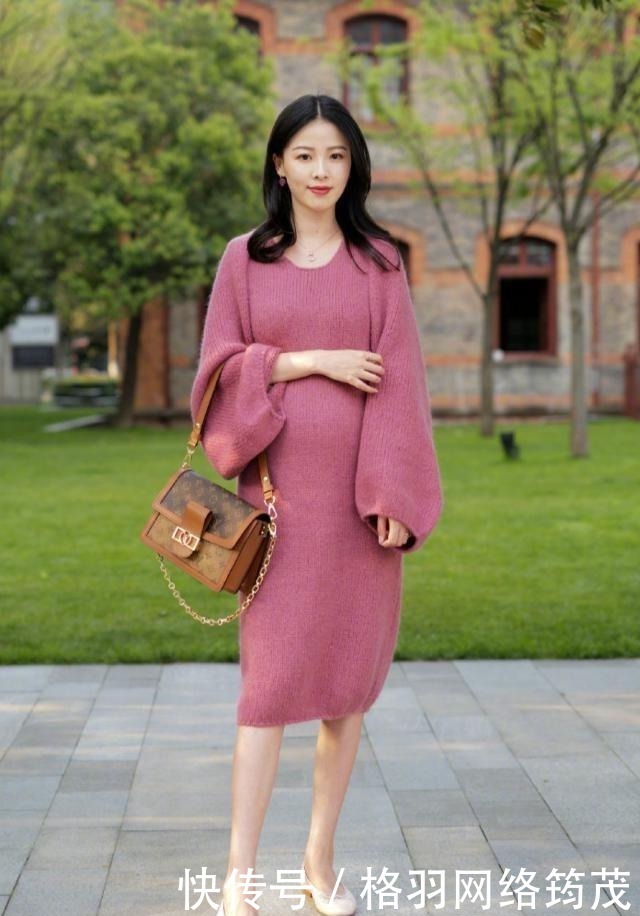 路人街拍,黑色的连衣裙优雅大方,显出一种唯美而又休闲的味道