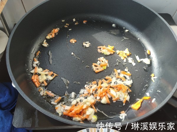 鸡身上“最值钱”的部位,买鸡的老板都留着自己吃,一只鸡就一个