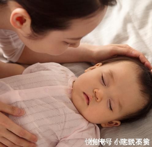 亲子关系|宝宝跟宝妈的感情有多深？睡姿就能看出来，3种中一个就很幸福