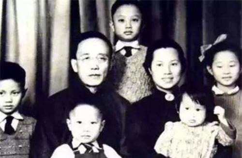 中国历史&郭沫若4字骂鲁迅,鲁迅加一字机智骂回,就道出了郭沫若的一生