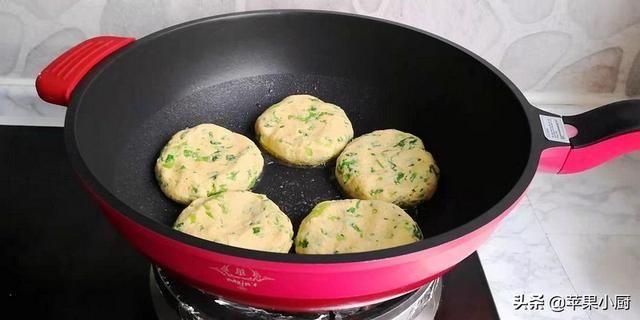 粗粮加菜做的饼子,不拉嗓子味道香,有菜有主食,越嚼越香