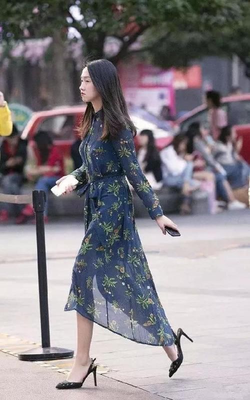 街拍：高跟鞋搭配牛仔裤，破洞的设计带着街头的时尚分