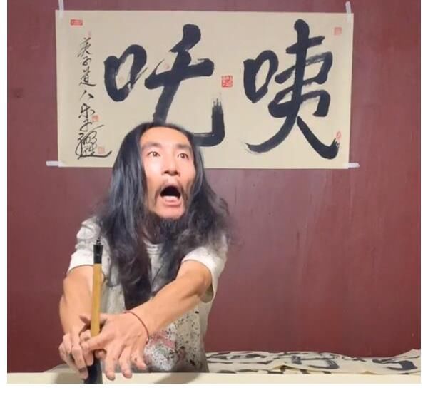 电灯泡&靠写“丑书”走红,创作时表情夸张、情感丰富,1年收获61万粉丝